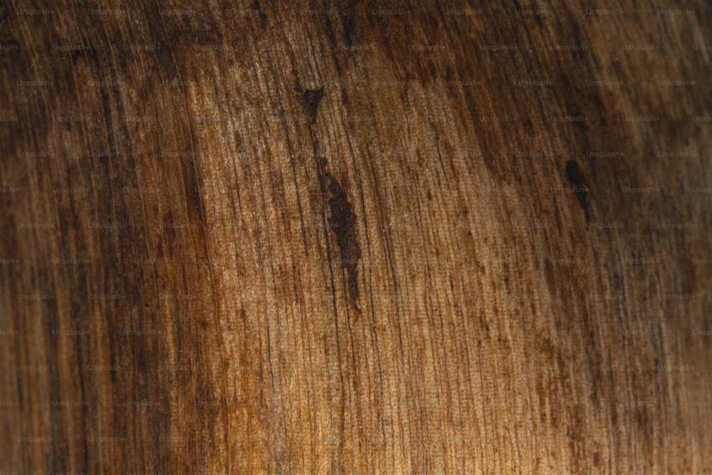 Un primer plano de una superficie de vetas de madera
