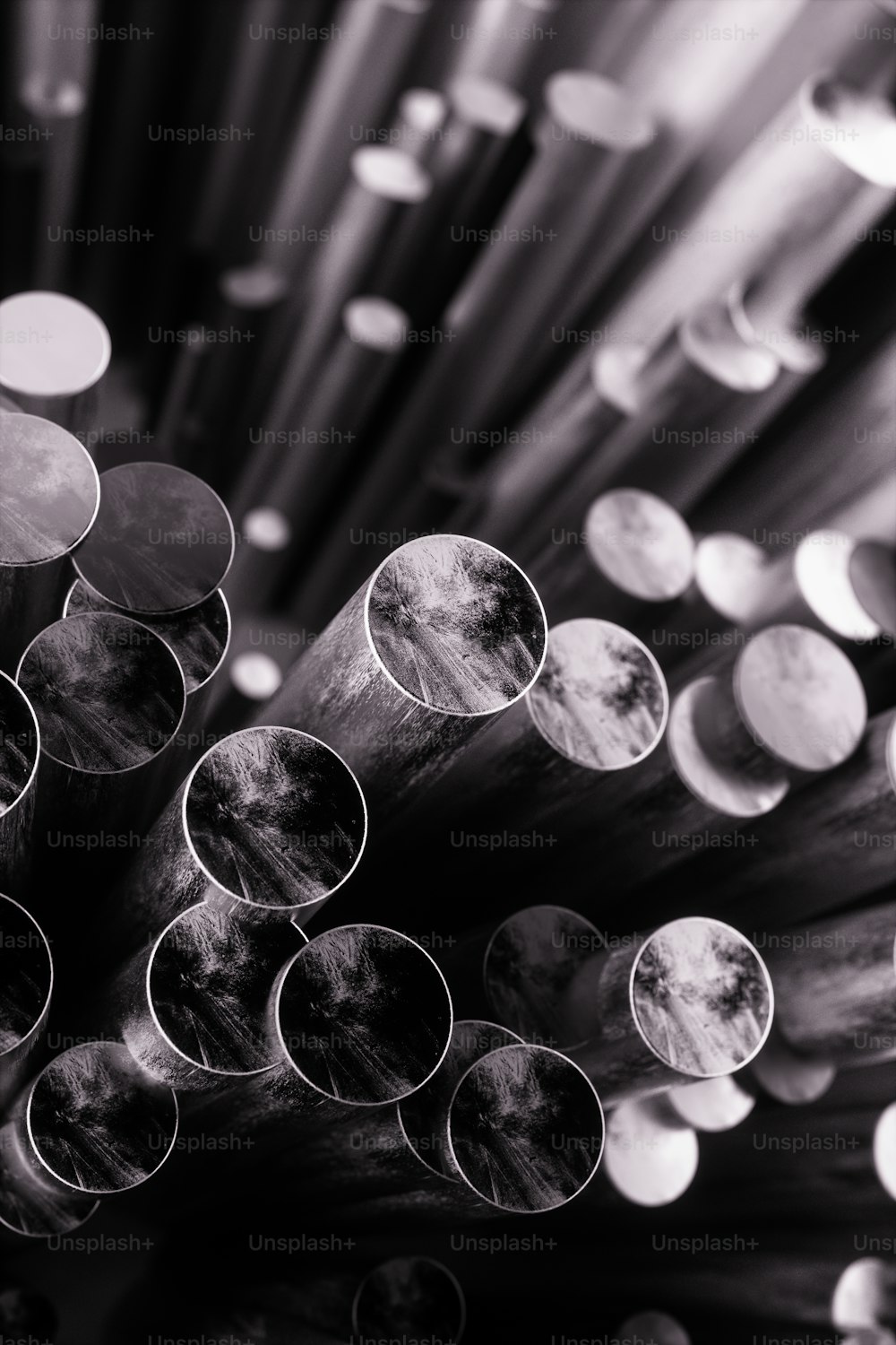 um close up de um monte de tubos de metal