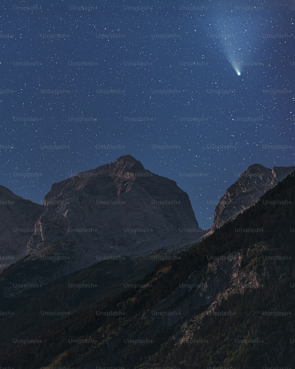 Una vista de una montaña con una estrella brillante en el cielo