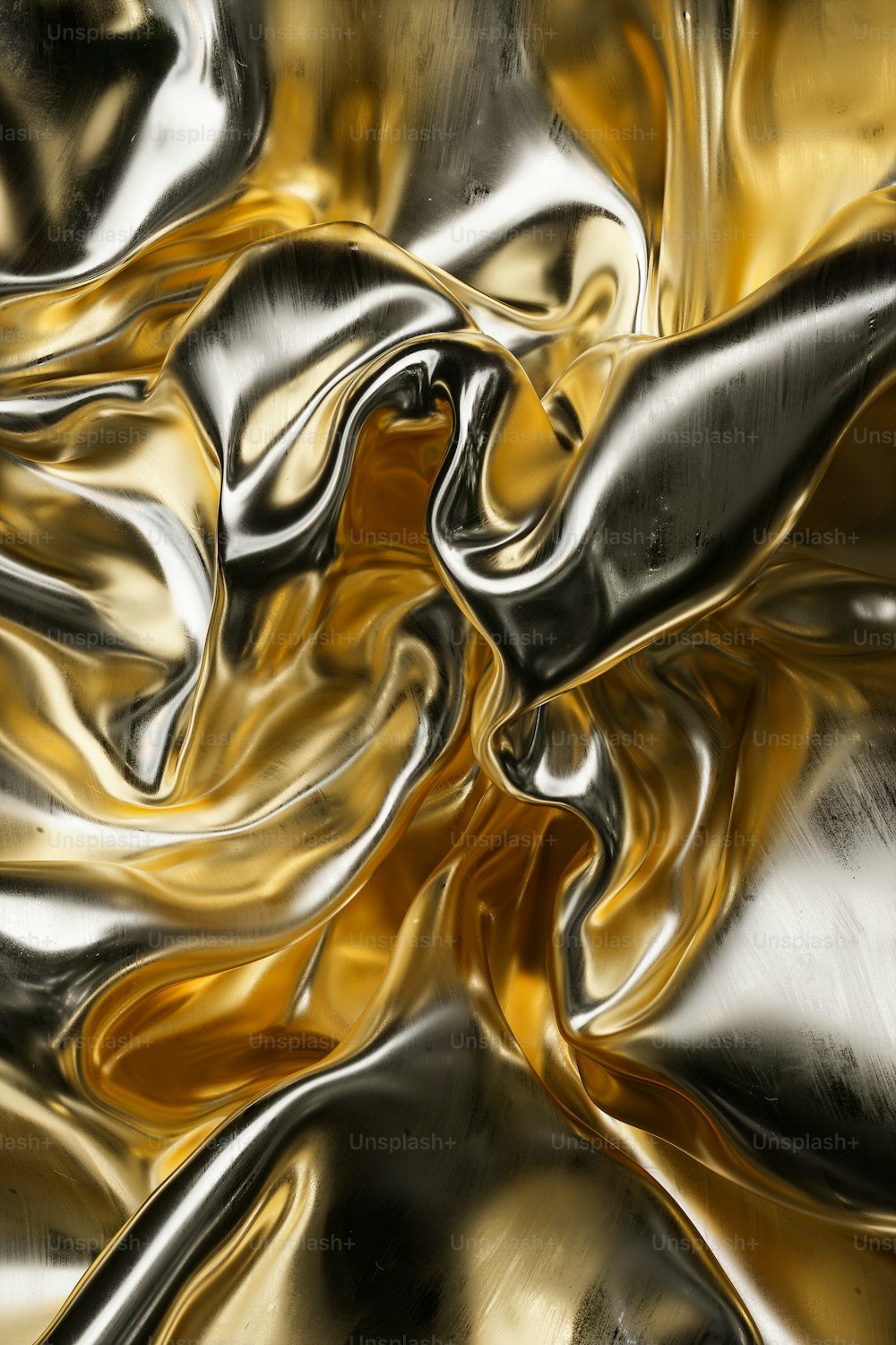 Un primer plano de una superficie metálica con colores dorado y plateado