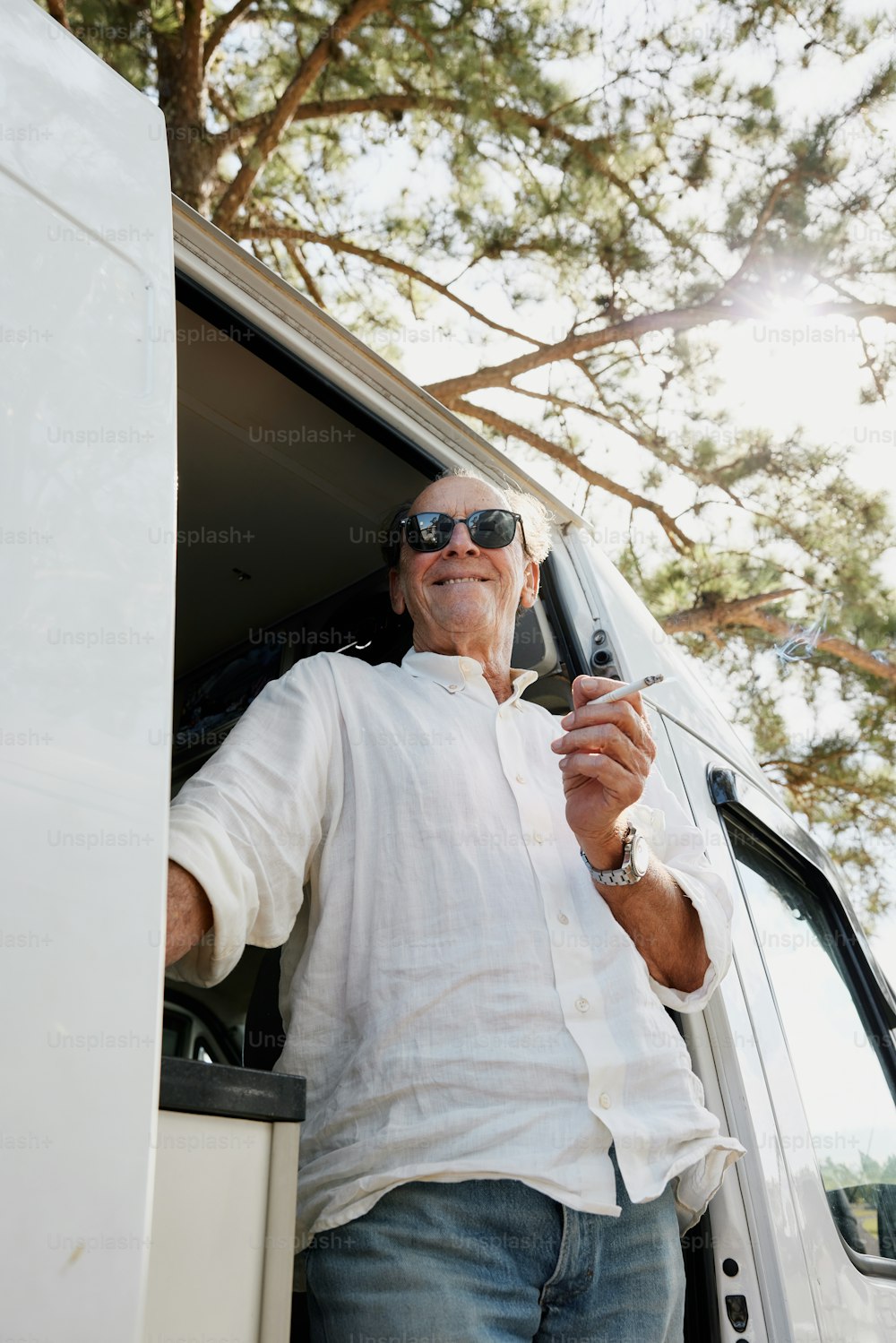 Ein Mann steht in der offenen Tür eines Lieferwagens