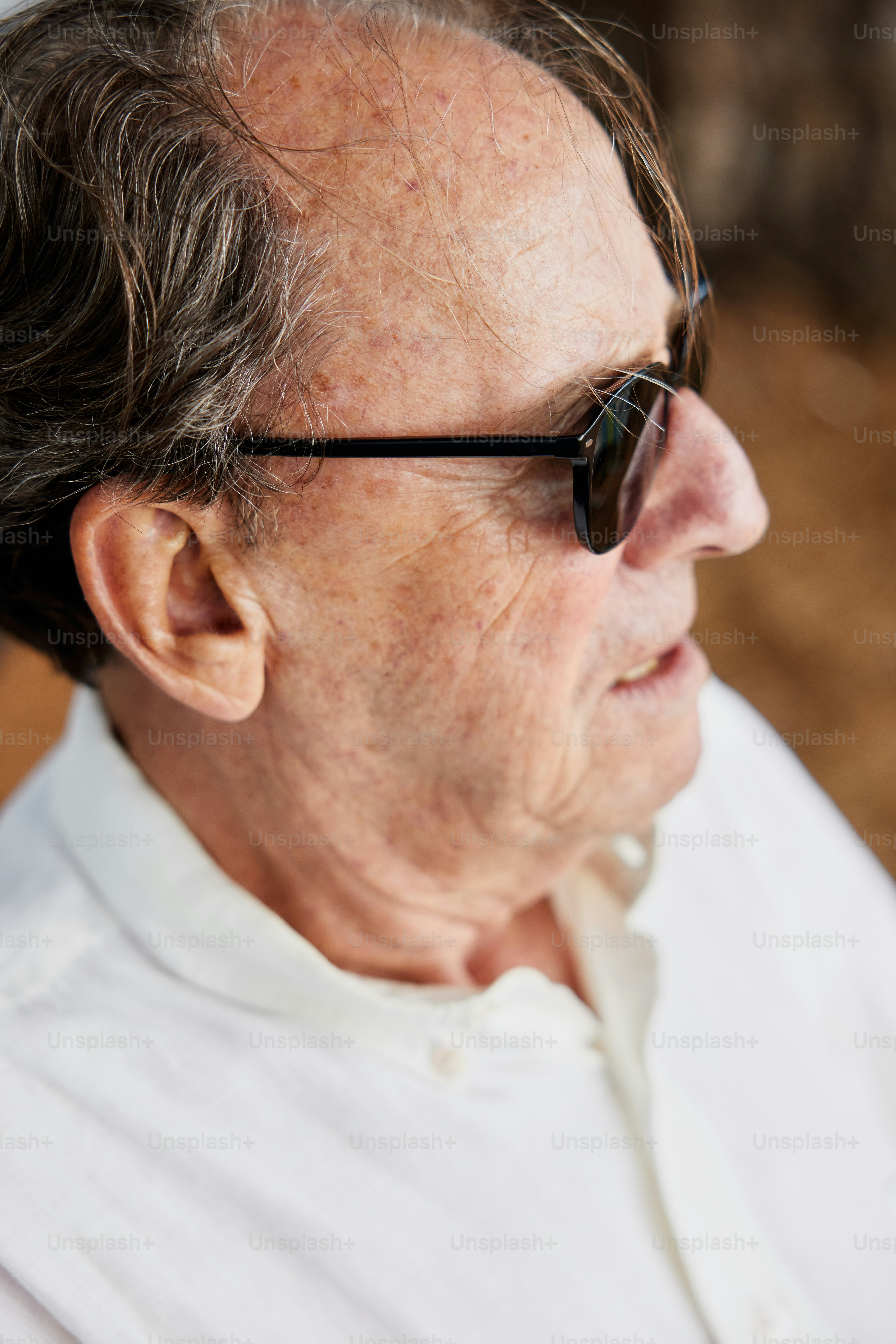 Un primer plano de una persona con gafas de sol