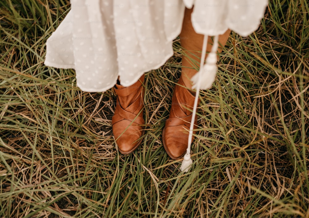 um close up de uma pessoa usando sapatos marrons