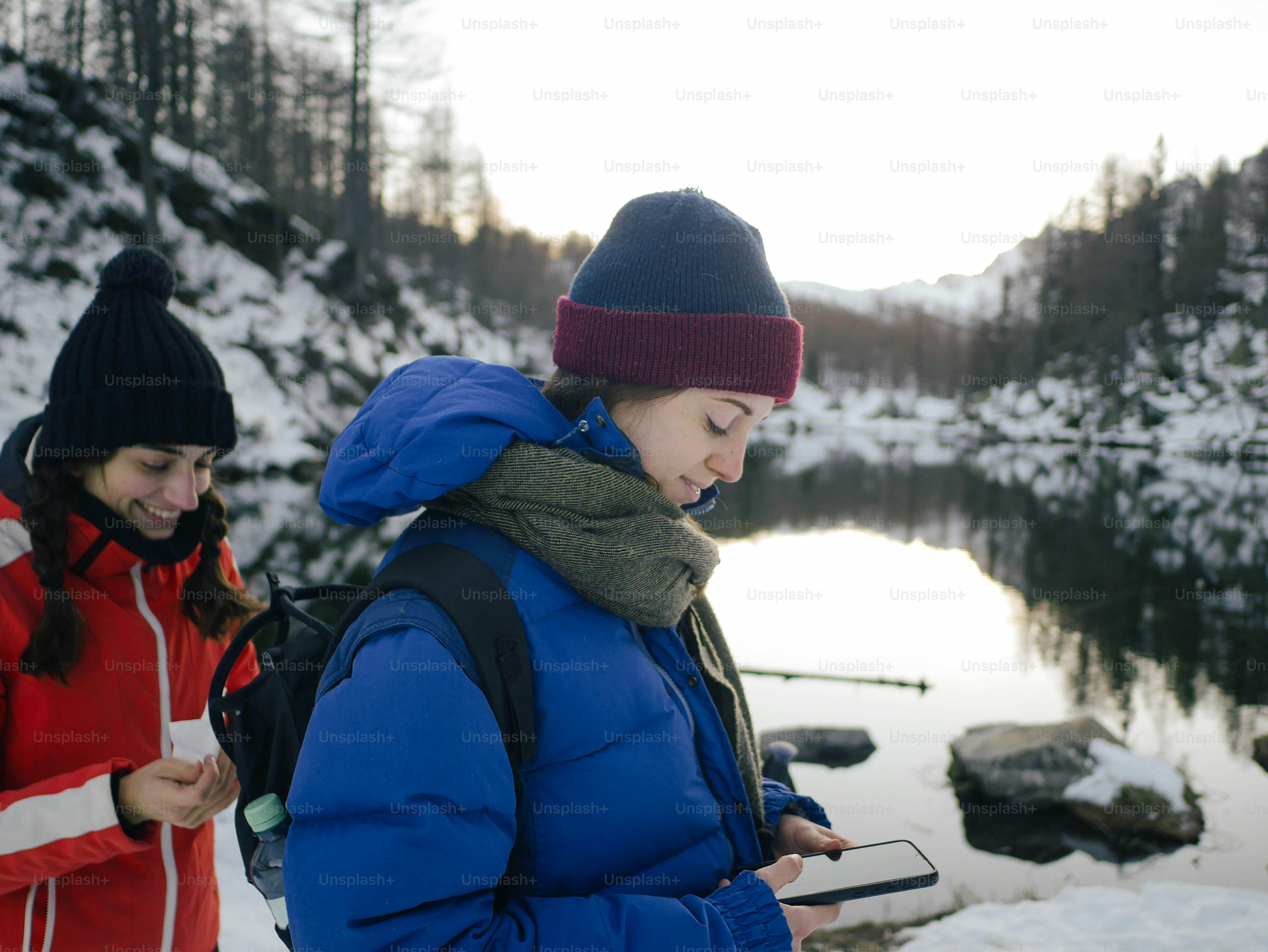 Ein paar Frauen stehen nebeneinander im Schnee