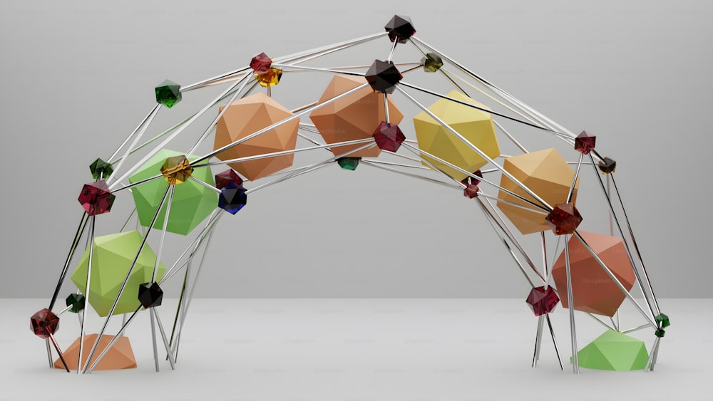 Una escultura hecha de múltiples formas geométricas de colores