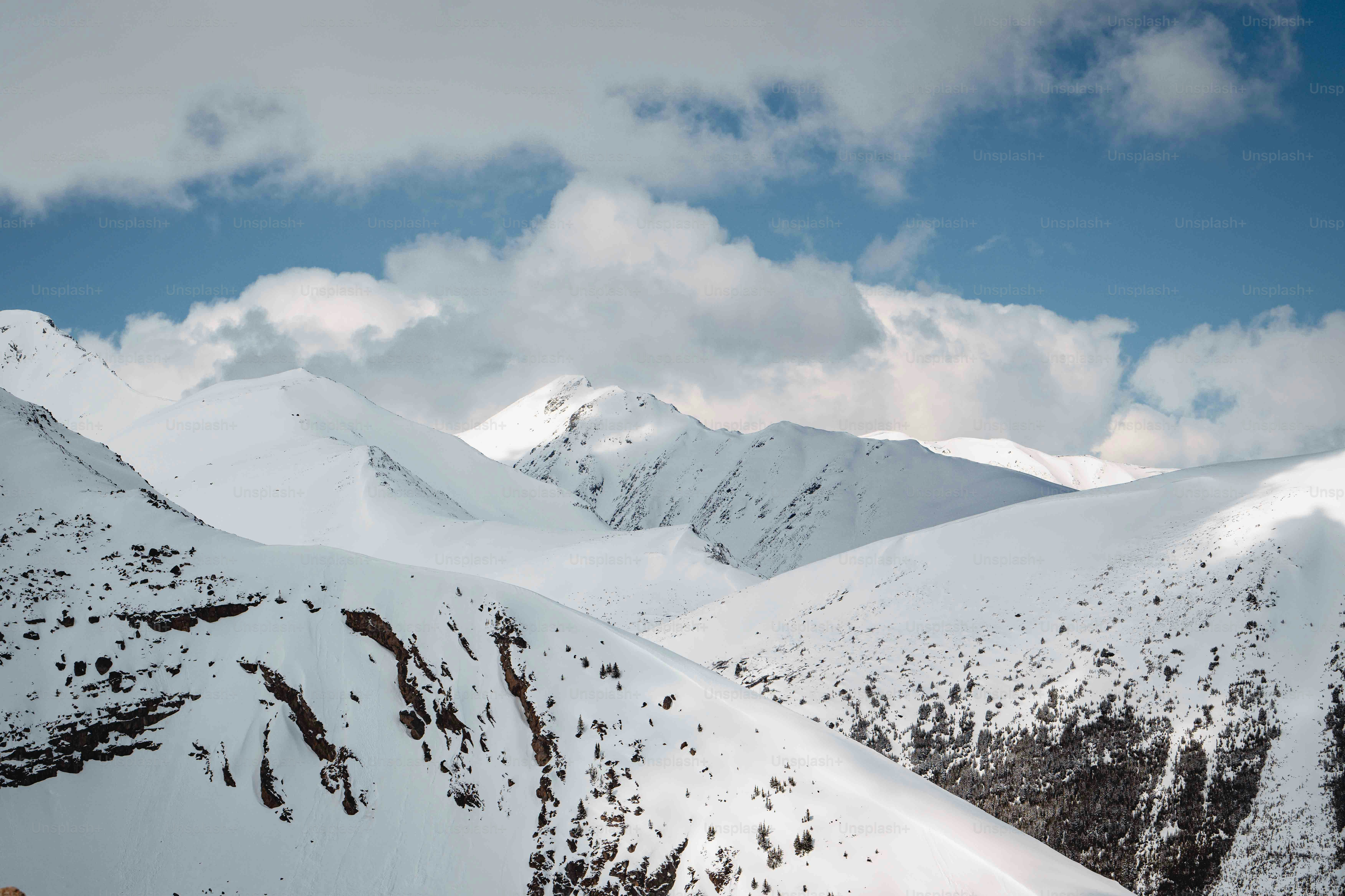 Una persona en esquís en una montaña nevada