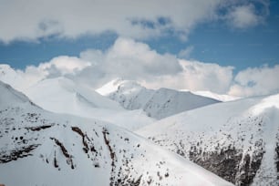 Una persona en esquís en una montaña nevada