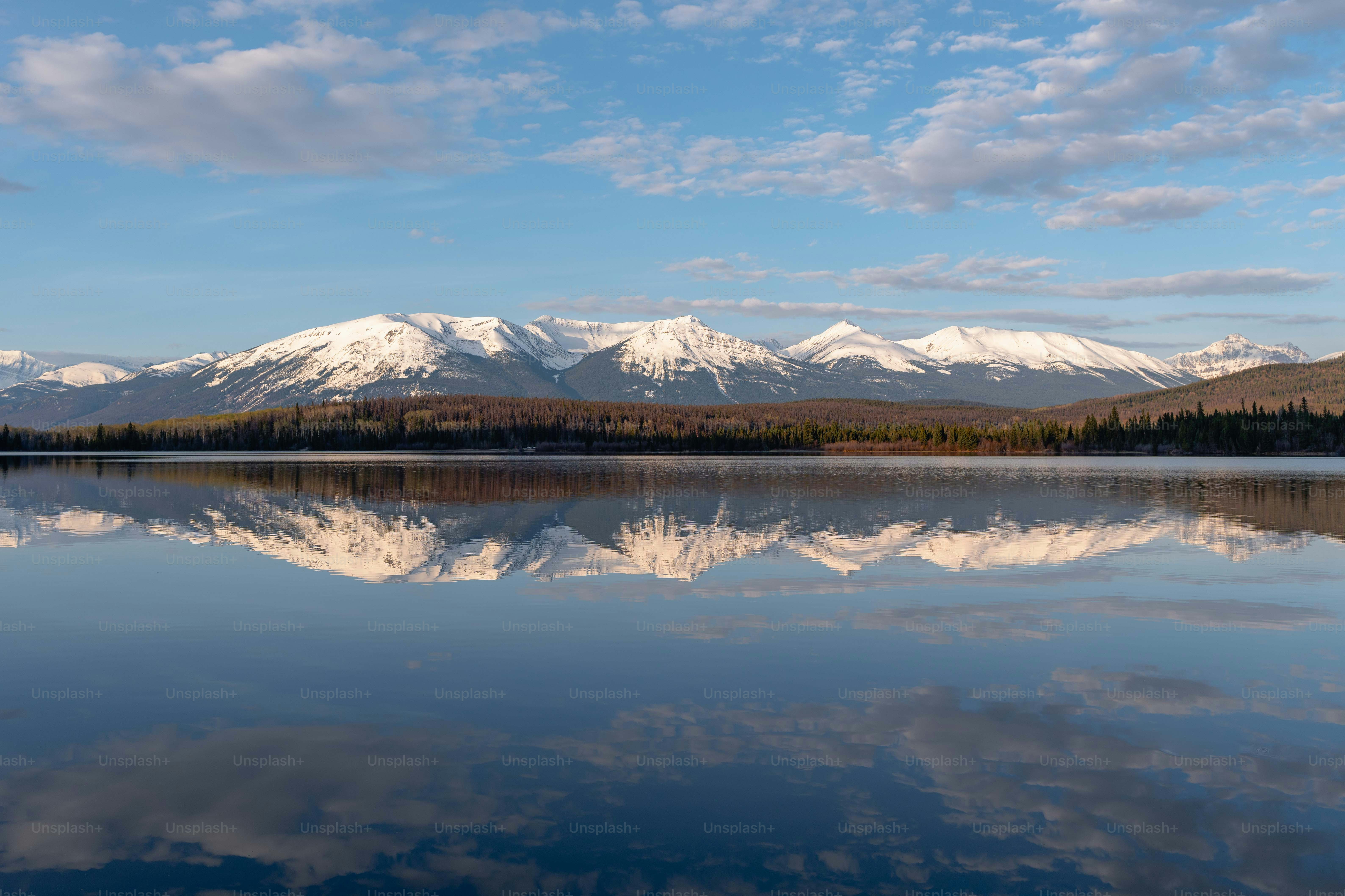 una gran masa de agua rodeada de montañas