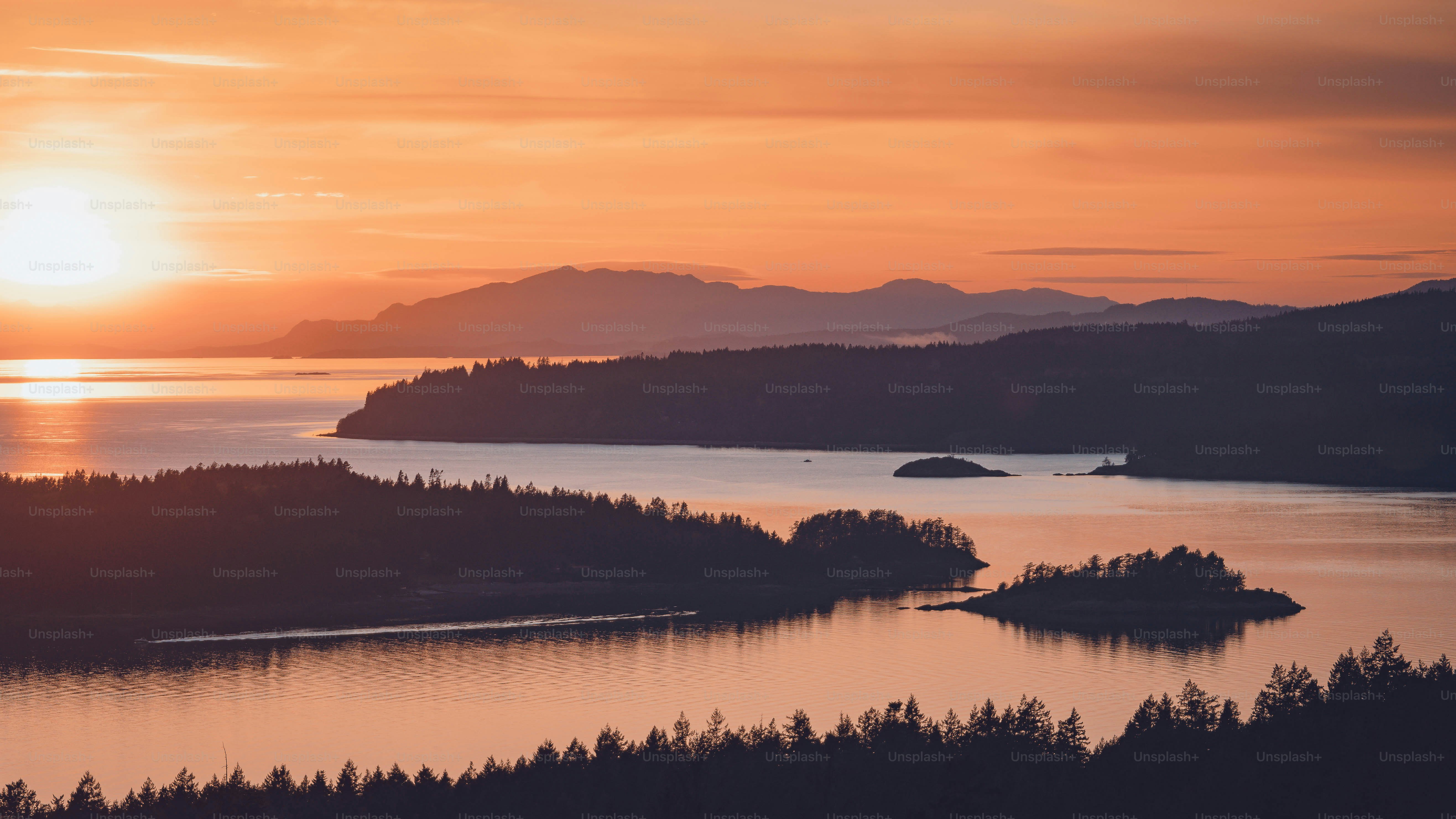 Die Sonne geht über einer kleinen Insel im Wasser unter