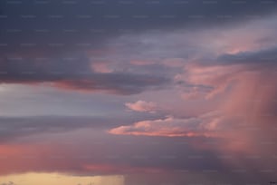 Ein Flugzeug, das bei Sonnenuntergang durch einen bewölkten Himmel fliegt