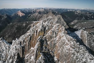 Una cadena montañosa cubierta de nieve con montañas al fondo