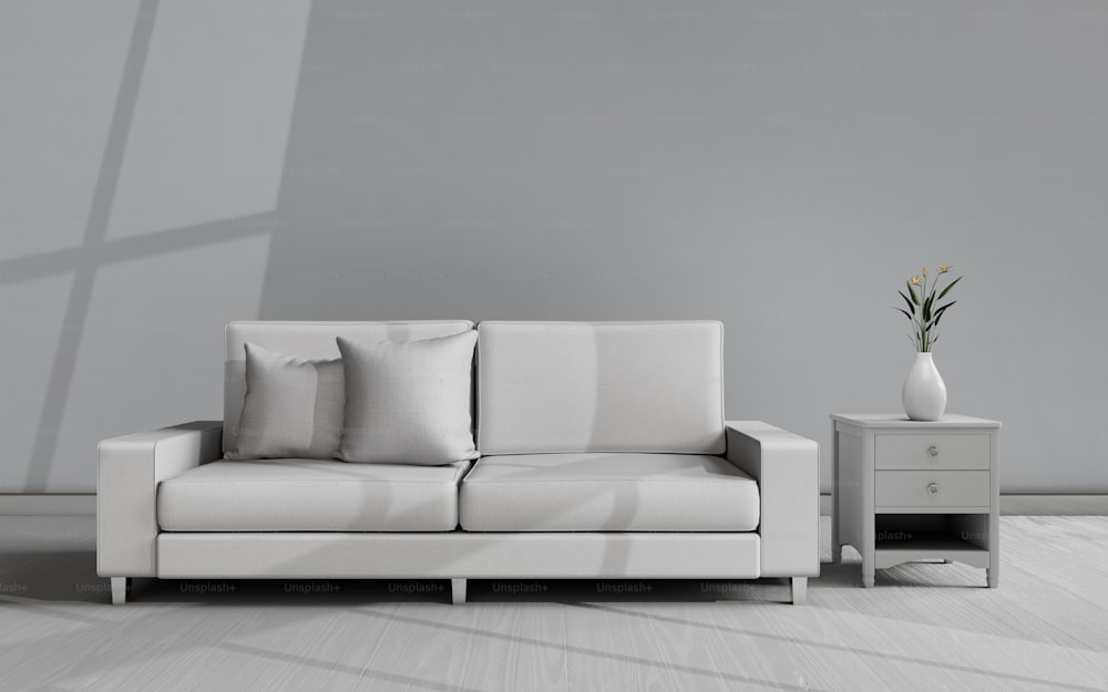 Un sofá blanco sentado en una sala de estar junto a una mesa