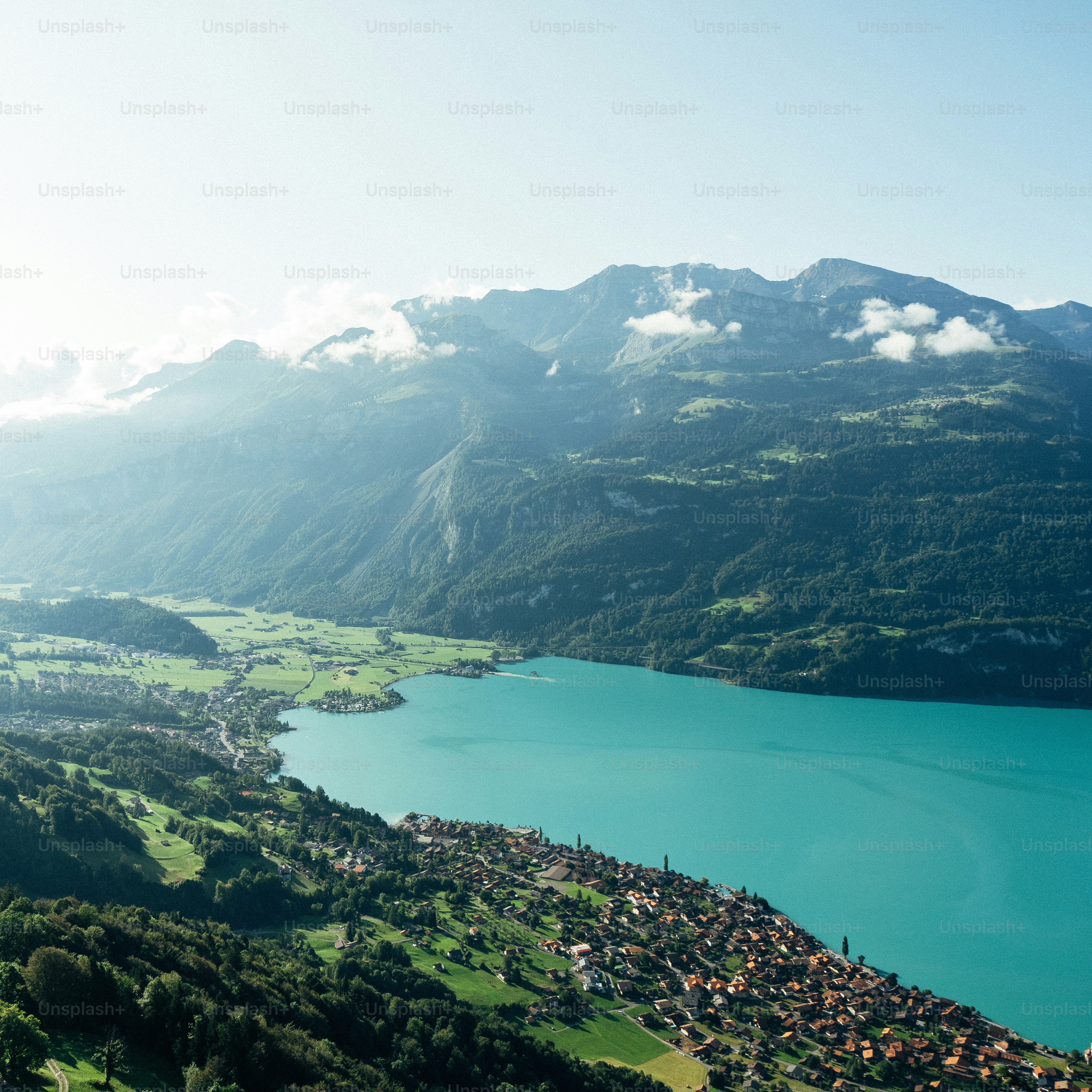une vue panoramique d’un lac entouré de montagnes