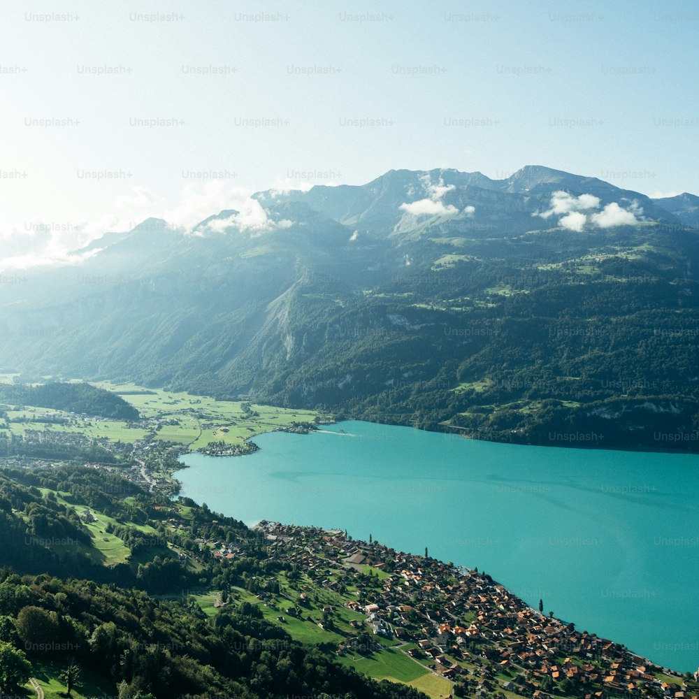 una vista panoramica di un lago circondato da montagne