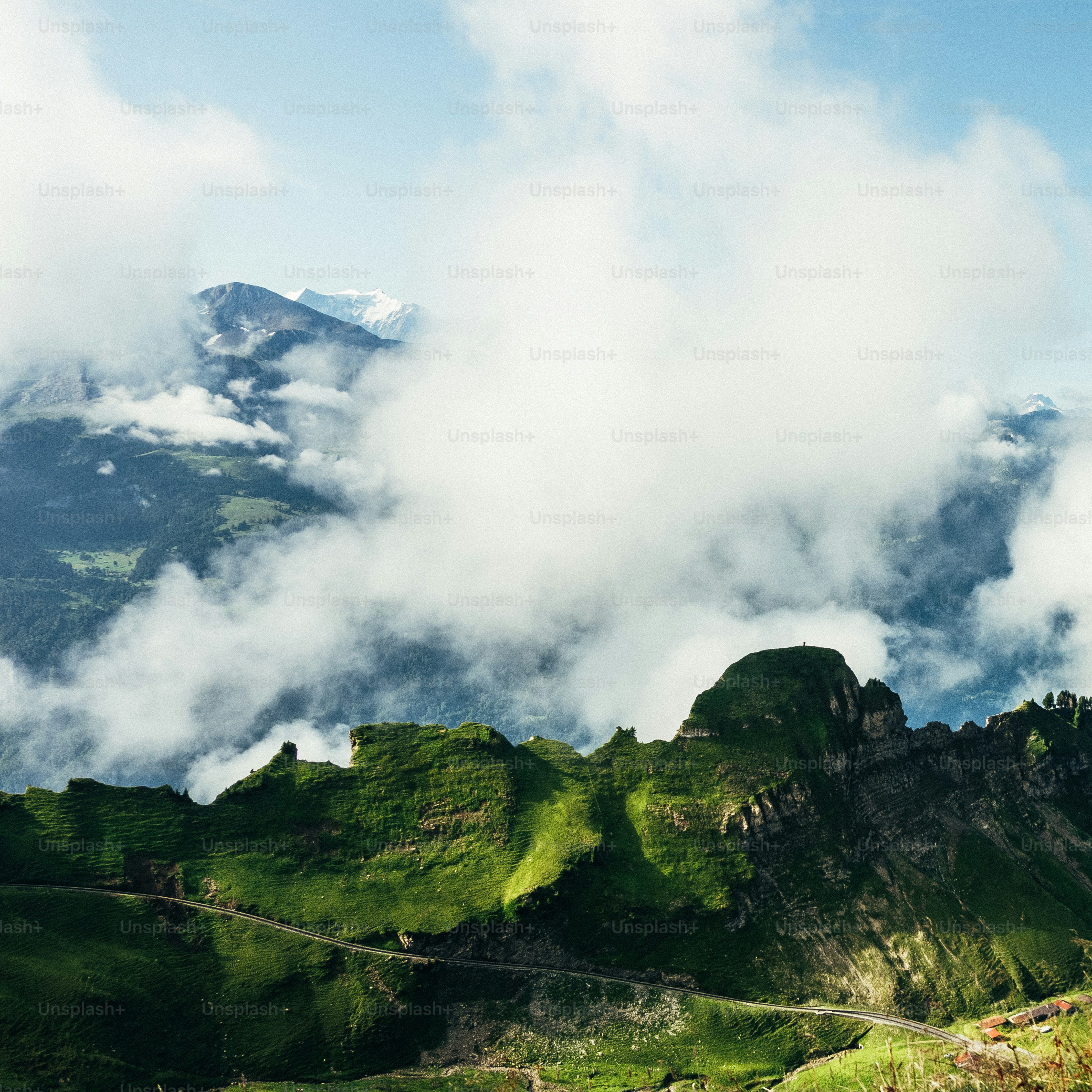 une vue d’une chaîne de montagnes avec des nuages dans le ciel