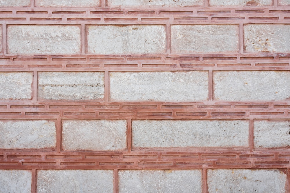 un muro di mattoni rossi con un motivo di mattoni bianchi