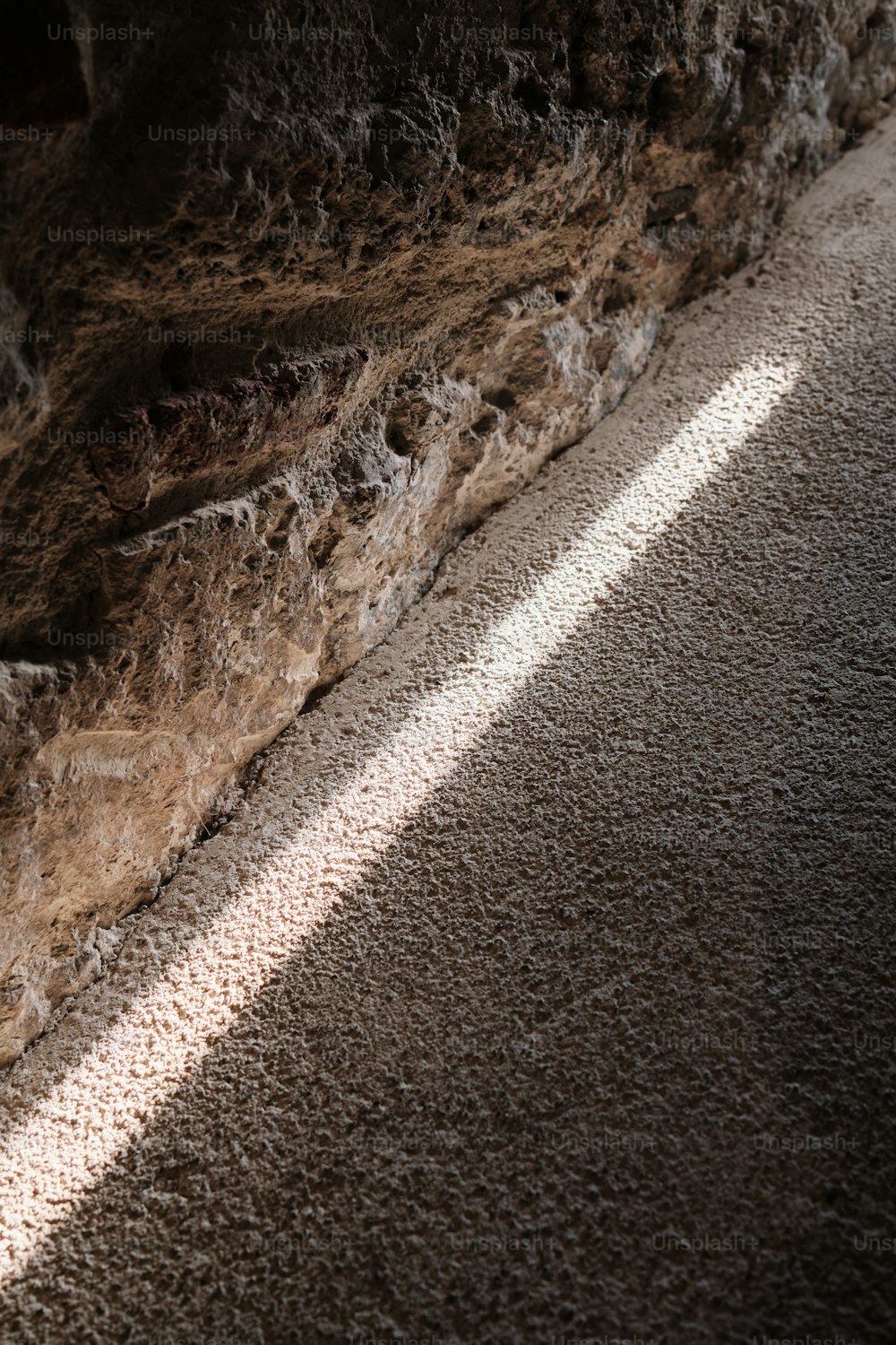 l’ombre d’une lumière venant d’une fenêtre sur un mur