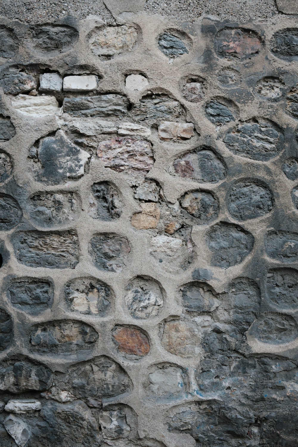 Un primer plano de un muro de piedra con agujeros