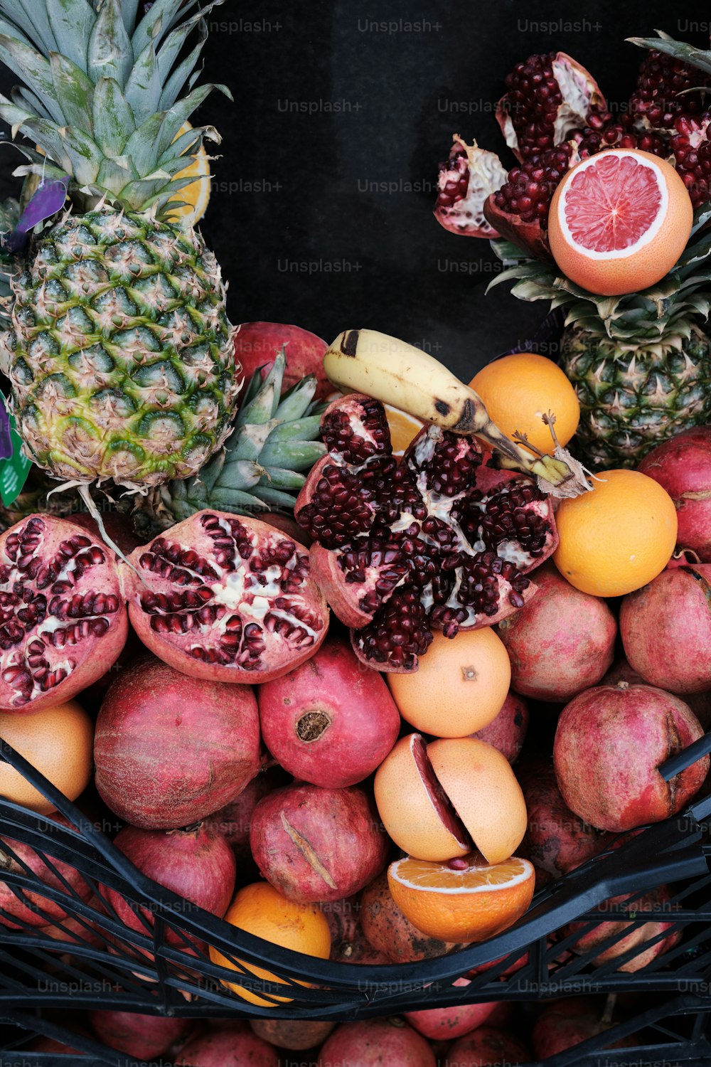 uma cesta cheia de lotes de diferentes tipos de frutas