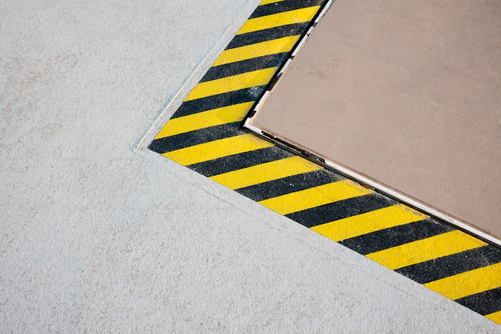 a close up of a yellow and black stripe on the ground