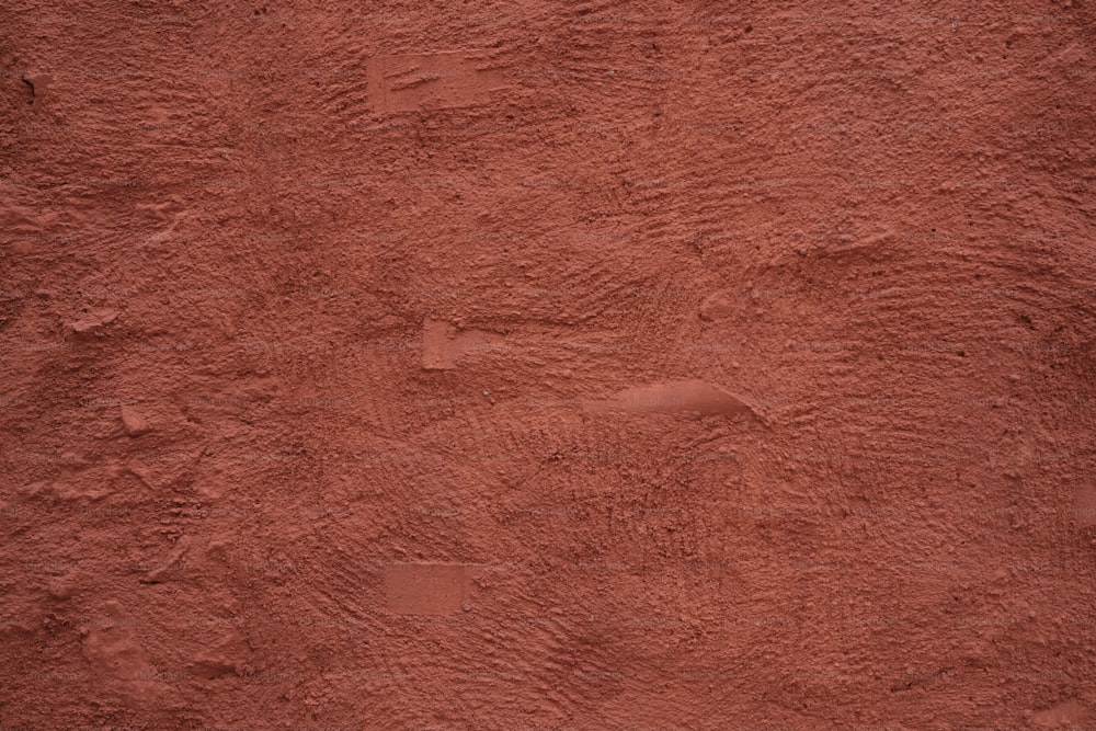 Un primo piano di una parete di stucco rosso