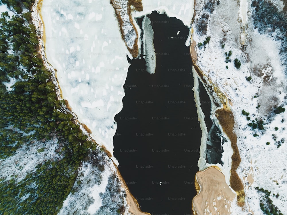 une vue aérienne d’un lac entouré de neige