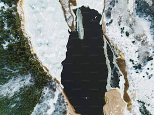 Una vista aérea de un lago rodeado de nieve