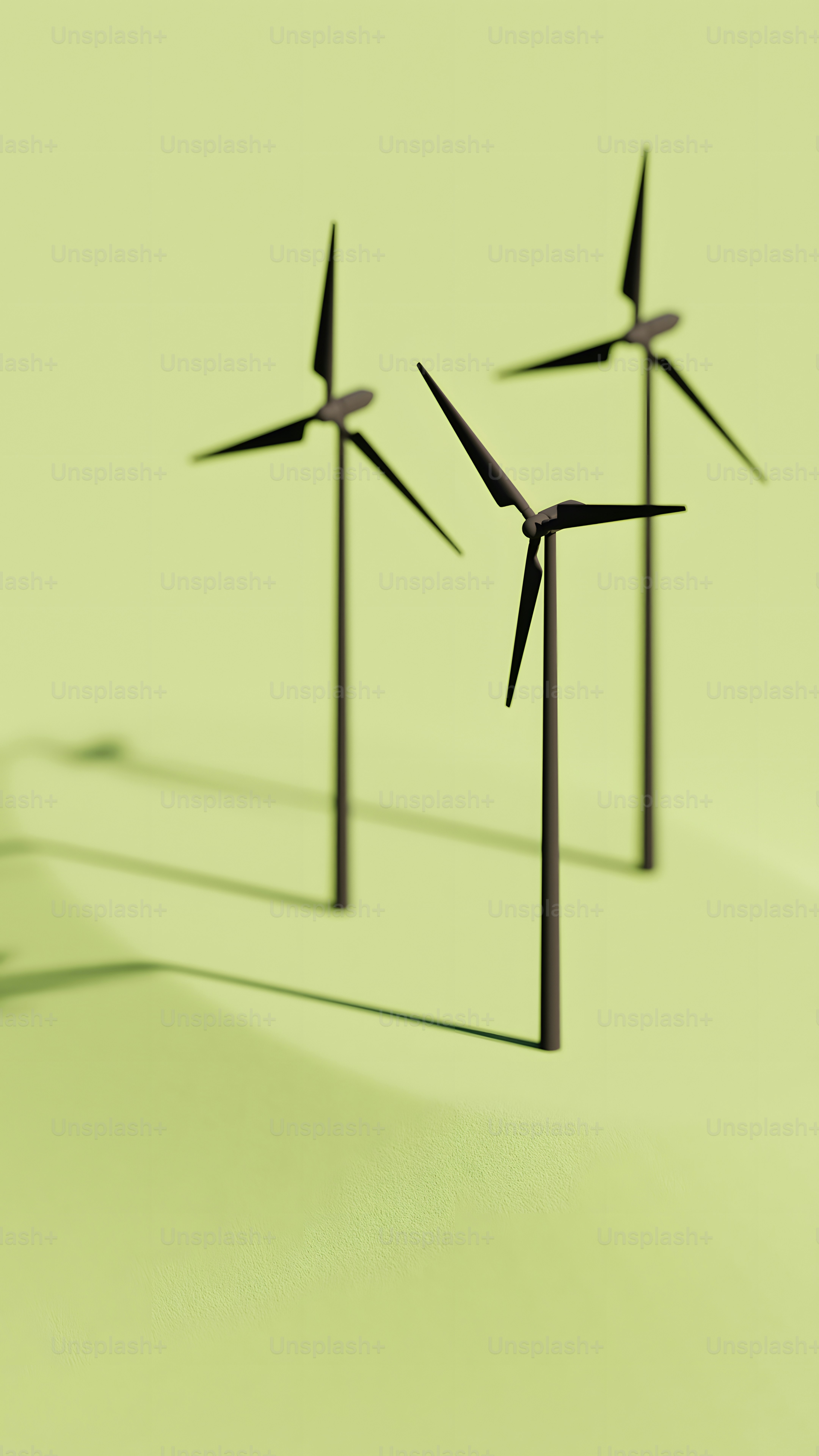Un gruppo di tre turbine eoliche su una superficie verde