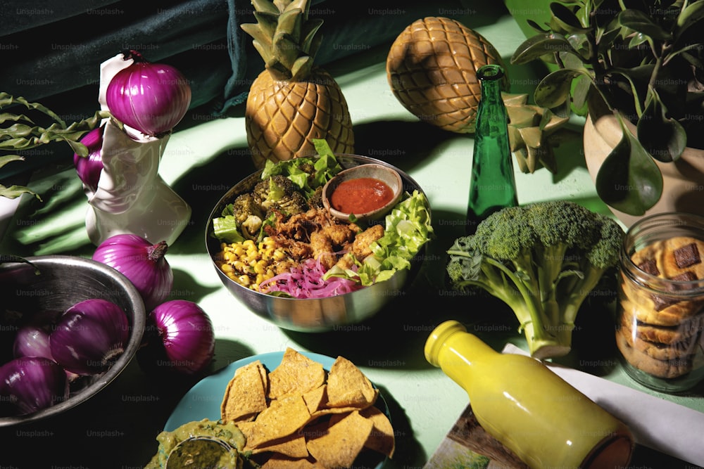 una mesa cubierta con tazones de comida y verduras