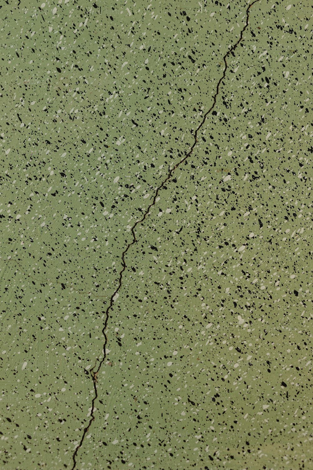 um close up de uma rachadura em uma parede de concreto