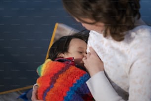 Una mujer sosteniendo a un bebé envuelto en una manta