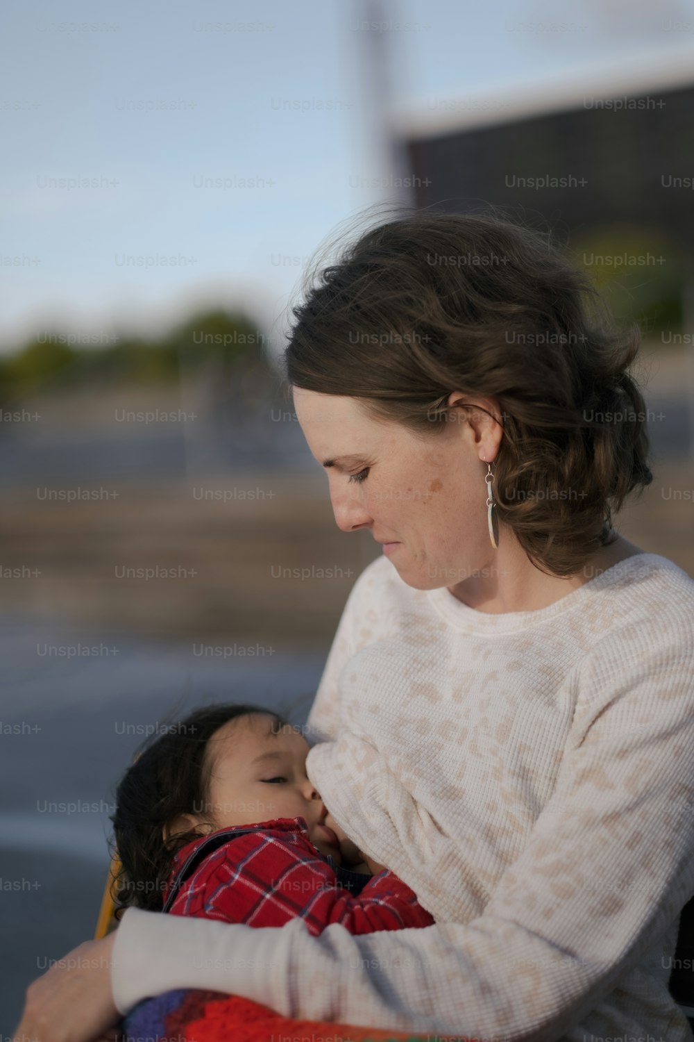 Una mujer sosteniendo a un niño pequeño en sus brazos