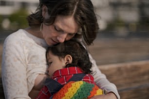 Una mujer sosteniendo a un niño en sus brazos