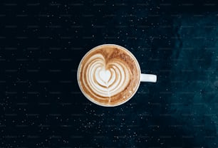 um cappuccino com um coração na espuma