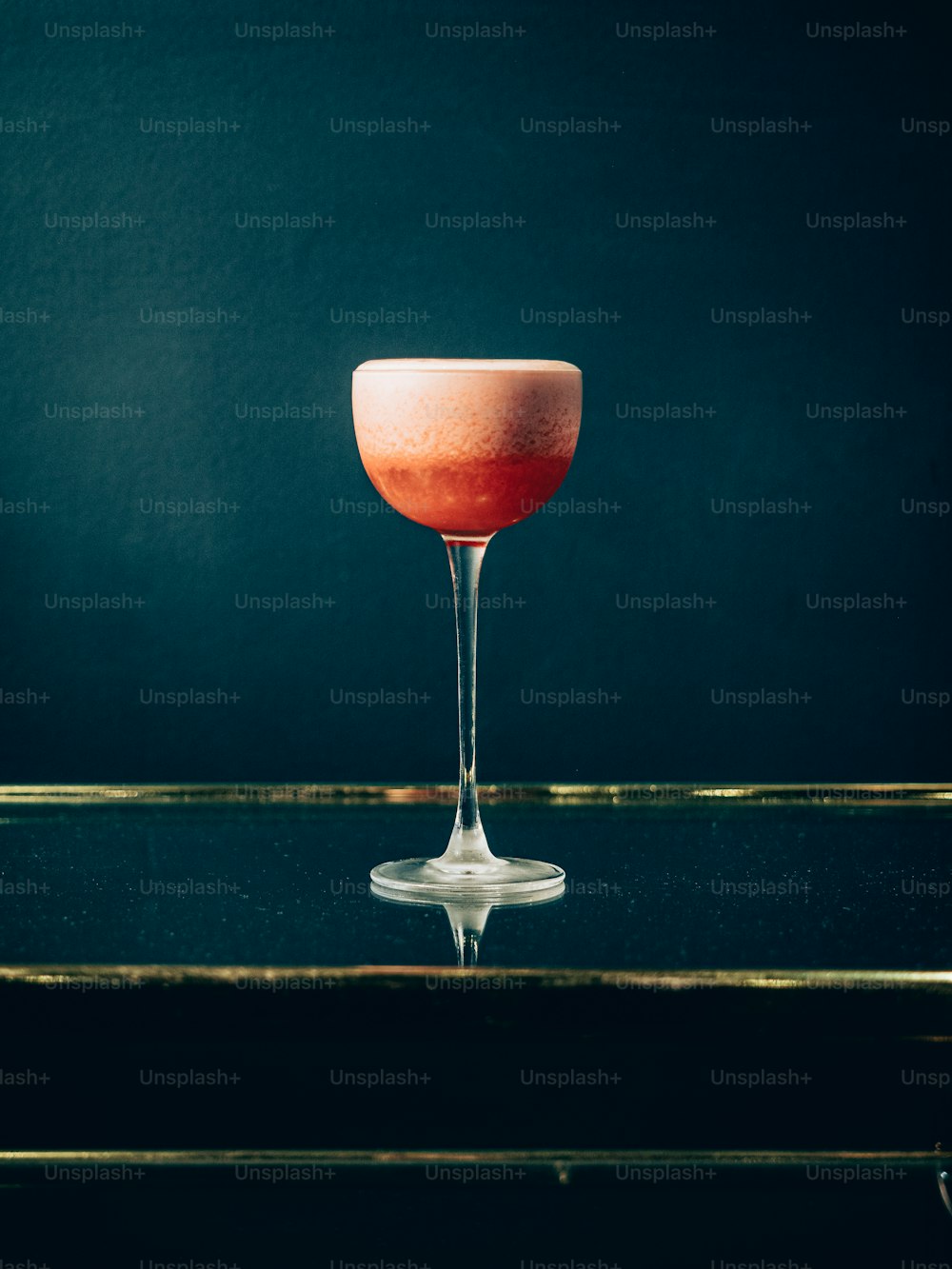 un verre rempli d’une boisson assis sur une table