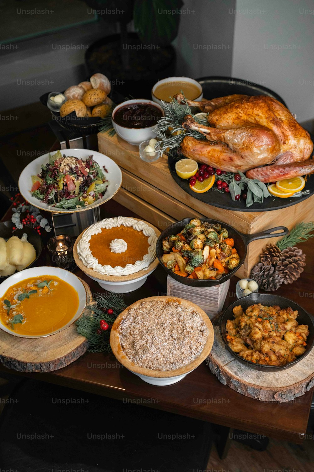 Una mesa cubierta con muchos tipos diferentes de comida