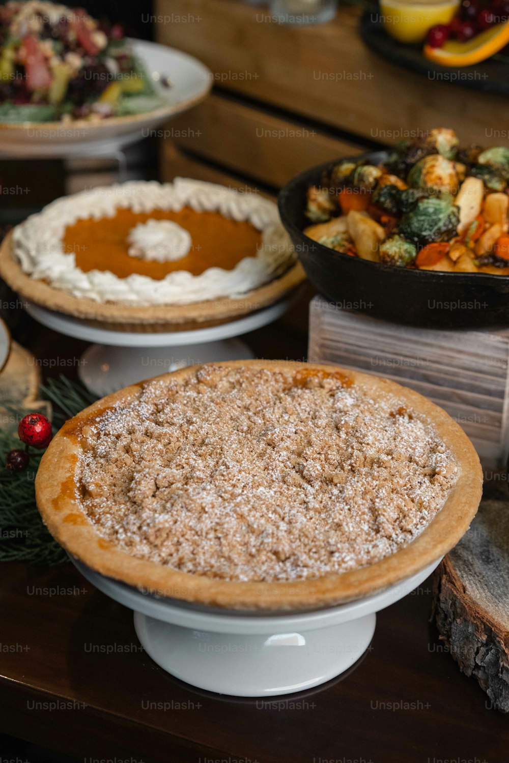 uma mesa coberta com tortas cobertas de coberturas