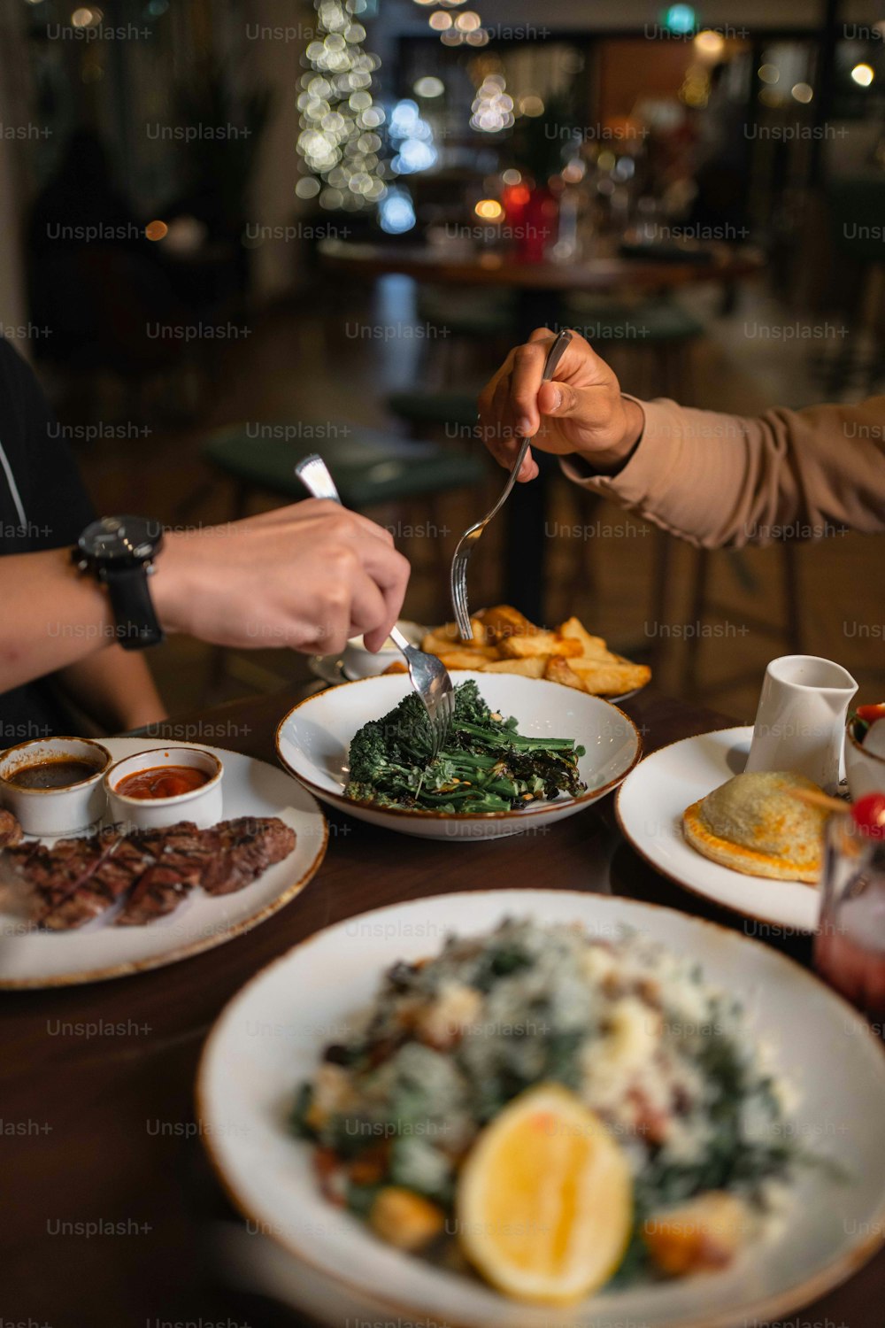 un par de personas que están comiendo algo de comida