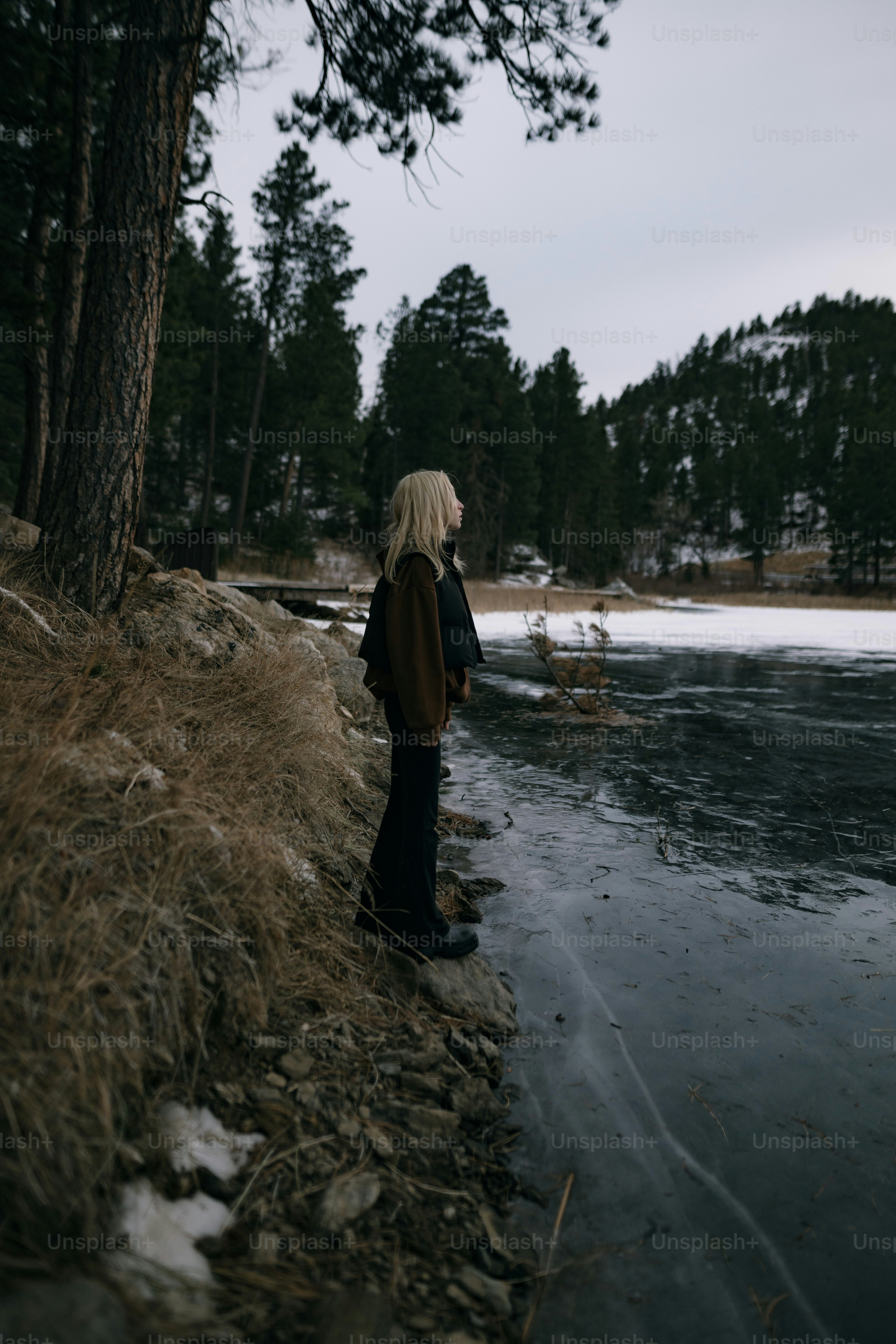 A woman standing next to a body of water photo – Outdoor Image on Unsplash