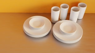 um grupo de pratos e copos brancos em uma mesa