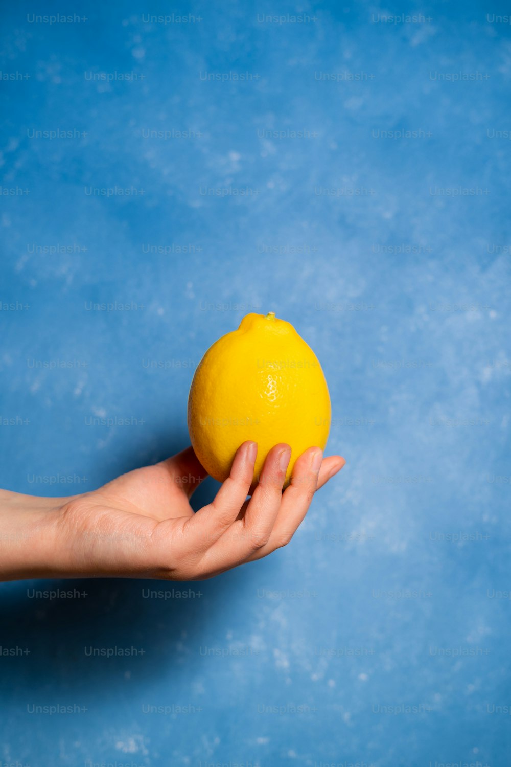 una persona sosteniendo una naranja en la mano