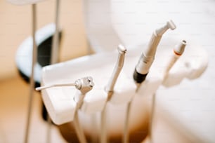 un groupe de brosses à dents assises dans un support