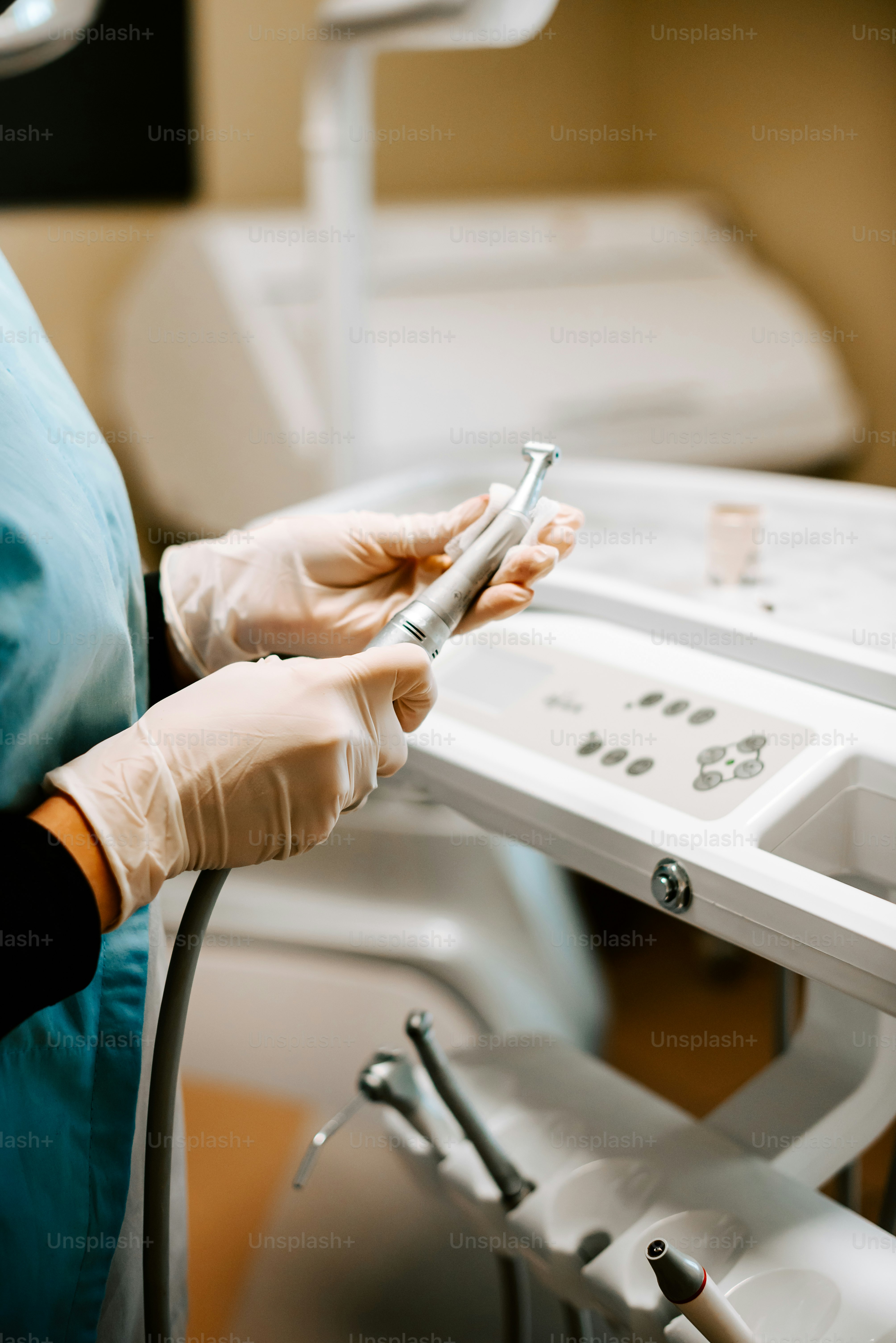 eine Person in einem Krankenhauskittel, die ein Mobiltelefon hält