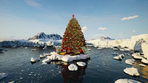 Un grand sapin de Noël assis au milieu d’un plan d’eau