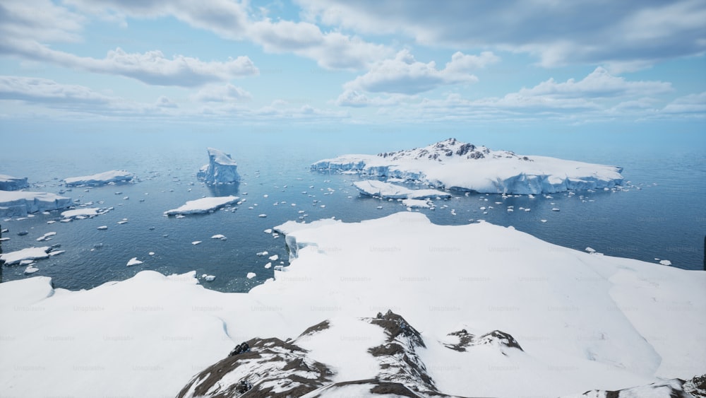 um grupo de icebergs flutuando em cima de um grande corpo de água