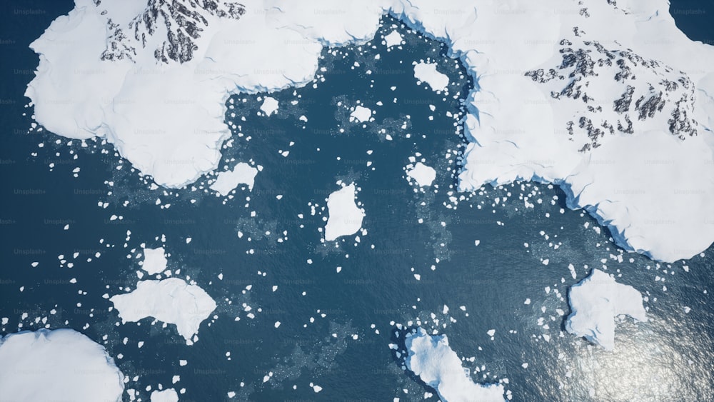 Eine Luftaufnahme von Eisschollen, die im Ozean schwimmen