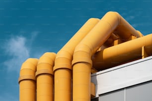 um grande tubo amarelo no topo de um edifício