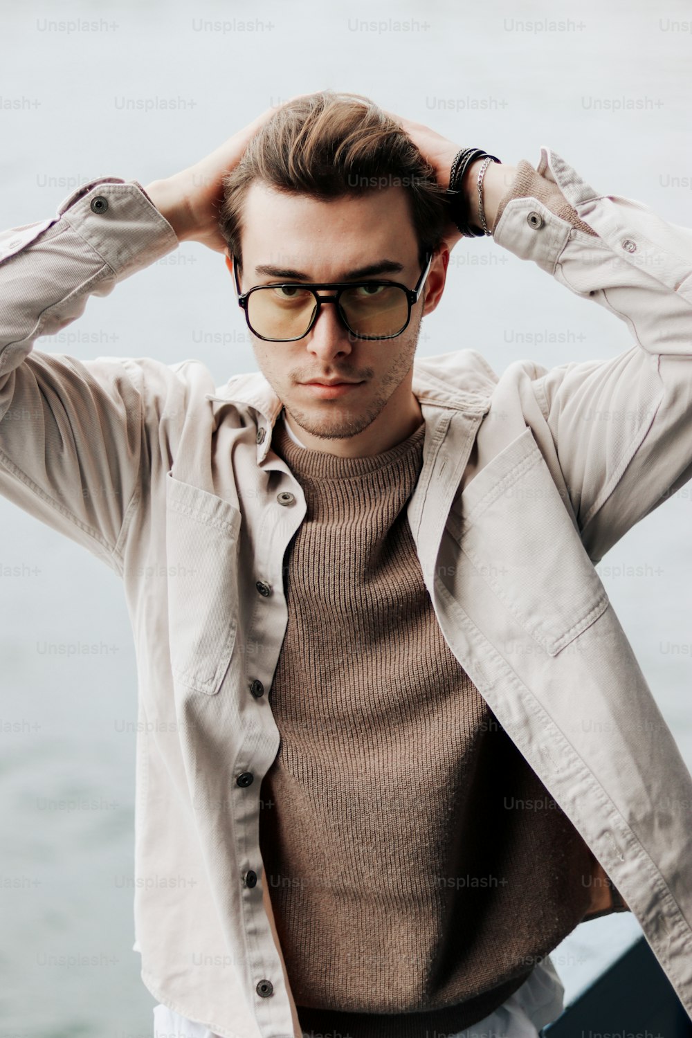 Un homme portant des lunettes et une chemise beige