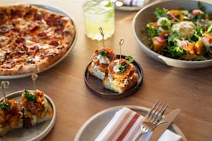 una mesa de madera cubierta con platos de comida