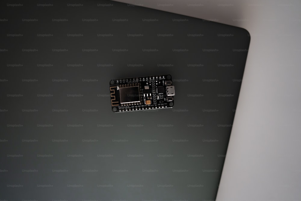 um close up de um computador portátil com uma micro placa ligada a ele